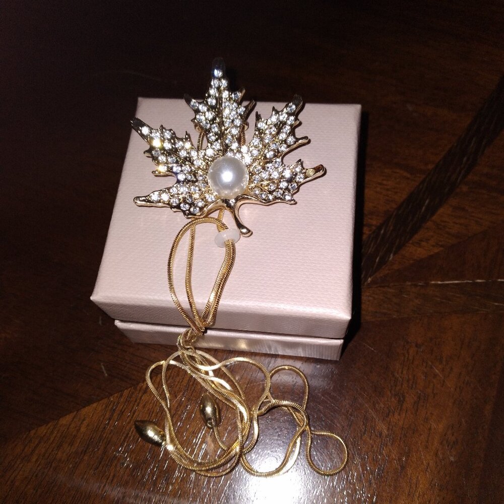 Elegant Necklace Maple Leaf Pendant with Pearl in the center